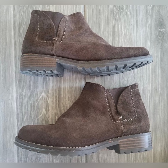 CLARKS WOMEN'S BOOTS BROWN SUEDE ANKLE BOOTIES SLIP ON SHOES WITH WOOD HEEL 6.5M - Picture 1 of 7